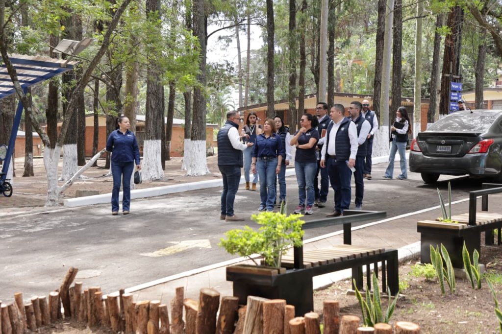 Ministra realiza gira de trabajo en Amatitlán 